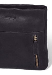 Borsa in pelle nera con superficie liscia, dotata di una tasca frontale con zip e logo in rilievo. Design rettangolare semplice, con hardware minimale.