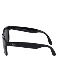 Černé sluneční brýle Ray-Ban s tmavými skly, robustní plastový rám a podpisové logo na straně. Elegantní design s ergonomickými konci ramínek.
