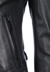 Zwarte leren jas met een ritszak, een gladde textuur en een getailleerd ontwerp, die vakmanschap en detailniveau van hoge kwaliteit laat zien.