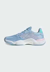 Zapatilla deportiva de color azul claro con parte superior de malla, entresuela blanca y acentos rosas. Presenta detalles texturizados y una suela acolchada para mayor soporte.