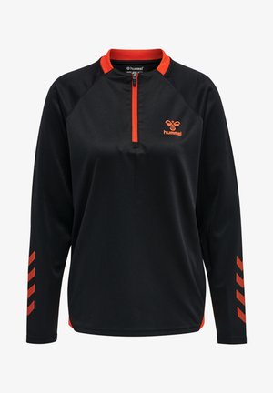Schwarzes Langarm-Performance-Shirt mit einem Viertel-Reißverschluss, kontrastierendem orangefarbenen Kragen und schrägen orangenen Streifen an den Ärmeln. Logo auf der Brust.