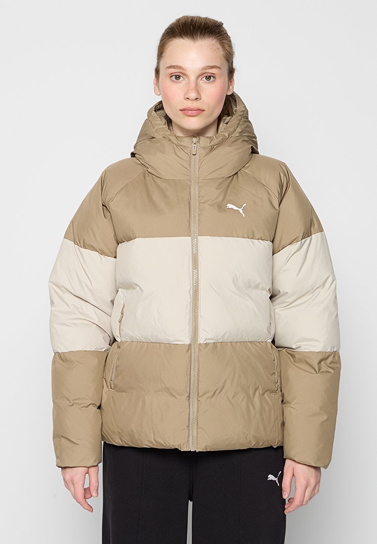 Kurtka puchowa w beżowo-kremowym wzorze blokowym. Wykonana z gładkiego, lekkiego materiału, posiada kaptur i zamek błyskawiczny z przodu.