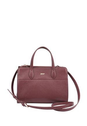 Bordeauxleren handtas met bovenhandvatten en een verstelbare schouderband. Gouden logoaccent aan de voorkant en een gladde textuur.