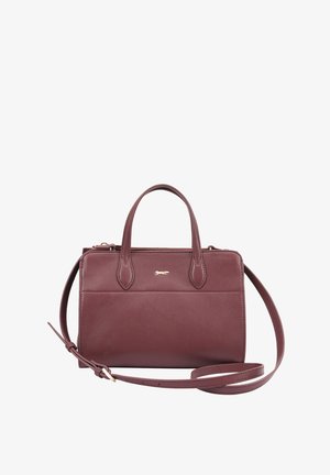 Sac à main en cuir bordeaux avec des poignées supérieures et une bandoulière réglable. Texture lisse et subtil accent du logo doré à l'avant.