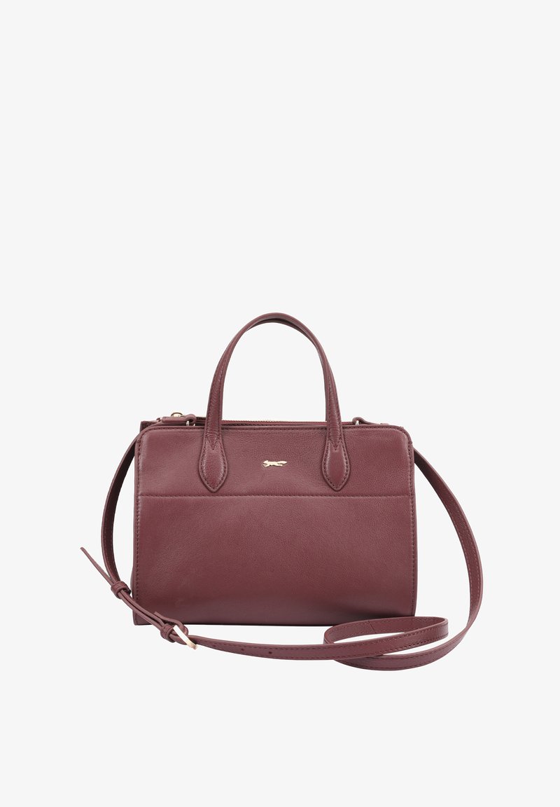 Bordeauxleren handtas met bovenhandvatten en een verstelbare schouderband. Gouden logoaccent aan de voorkant en een gladde textuur.