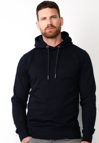 Sudadera de algodón azul marino con capucha ajustable, acentos metálicos, puños y dobladillo acanalados. Diseño de corte slim con una textura suave.