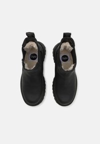Bottines noires avec un extérieur en cuir lisse et des accents texturés. Doublées de fourrure douce, avec une fermeture éclair sur le côté pour un accès facile.