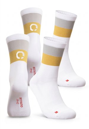 Vier weiße Socken bis zur Mitte der Wade mit grauen und gelben Streifen, roten Größenmarkierungen und einem weißen runden Logo auf dem gelben Streifen.