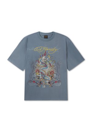 Blå t-shirt med korte ærmer med farverig dragegrafik, roser og den gule tekst "Ed Hardy" på brystet.