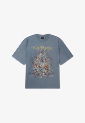 Blå t-shirt med korte ærmer med farverig dragegrafik, roser og den gule tekst "Ed Hardy" på brystet.