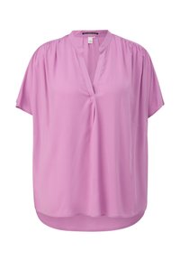 Roze blouse met een V-hals, korte mouwen en een zachte, gladde textuur. Beschikt over geplooide details bij de schouders en een ontspannen pasvorm.