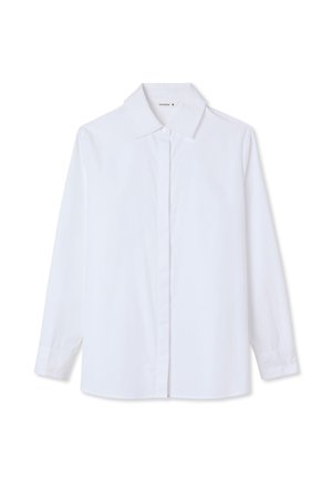 Camicia bianca a maniche lunghe con colletto classico e bottoni nascosti, mostrata su uno sfondo bianco semplice.