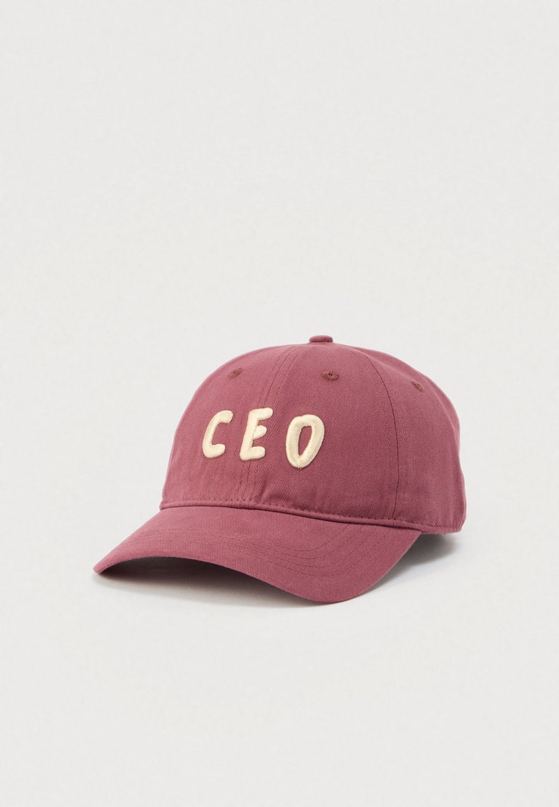 Casquette de baseball marron avec une visière courbée et l'inscription "CEO" brodée en écriture crème. Fabriquée en coton, elle comporte des œillets de ventilation sur le dessus.