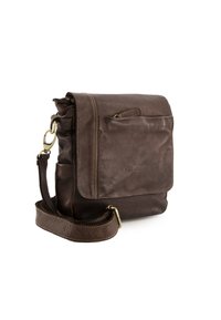 Brun læder crossbody taske med tekstureret overflade, klaplukning, forlommeklap og justerbar rem. Har syningsdetaljer og metalbeslag.