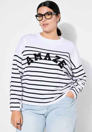 Sudadera blanca de manga larga con rayas horizontales negras y lettering en relieve "AMAZE". Corte relajado con escote redondeado y mangas con puños.