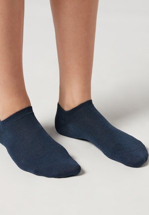 Marineblå ankelstrømper lavet af et glat, strikket stof med en ribbet manchet og et minimalistisk design, der har en sømløs tå.