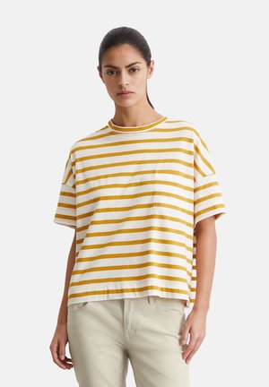Striped short-sleeve t-shirt in white and mustard yellow cotton, featuring a round neckline and a left chest pocket. Relaxed fit.