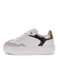 Sneaker platform bianchi con suede grigio e lati con motivo nero. Accenti dorati visibili sul tallone e sugli occhielli. Dettagli in pelle texturizzata.