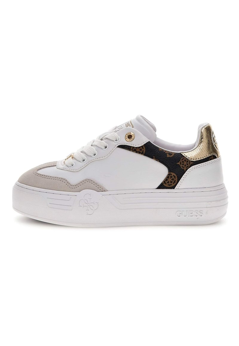 Sneaker platform bianchi con suede grigio e lati con motivo nero. Accenti dorati visibili sul tallone e sugli occhielli. Dettagli in pelle texturizzata.