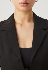 Vero Moda VMFLORENTINA CROPPED - Blazer - black