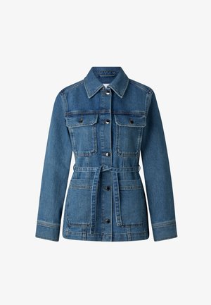 Blå denimjakke med lange ærmer, knapper foran, to brystlommer med klapper, to nederste lommer og et matchende taljebælte.