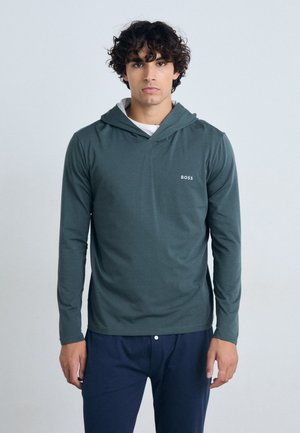 Grüner Langarm-Hoodie aus weichem Material, mit einer vorderen Kängurutasche, Kapuze mit Zugband und kleinem "BOSS"-Logo auf der Brust.