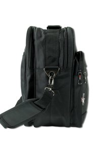 Zwarte rugzak van textuurstof, dubbele ritscompartimenten, verstelbare schouderband, metalen hardware en zijzakken voor extra opbergruimte.