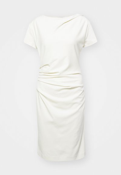 Biela šaty vyrobené z mäkkej látky, s krátkymi rukávmi, lodičkovým výstrihom a zberaním na boku, čo vytvára drapérie.