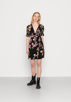 PCKAITLYN WRAP DRESS - Denní šaty - black