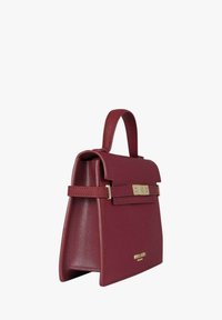 Bordeauxrode synthetische handtas met een gestructureerde vorm, een bovenhandvat en goudkleurige hardware. Voorzien van een platte voorklep en een getextureerd oppervlak.