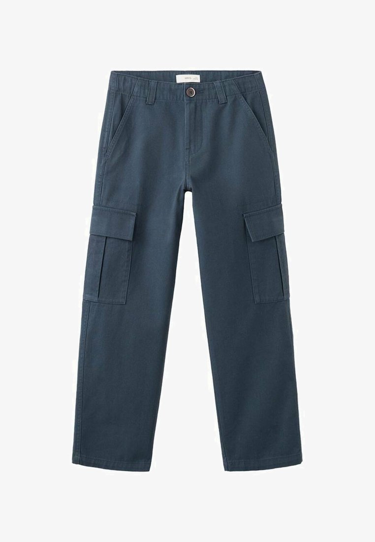Granatowe spodnie cargo z zapięciem na guziki, przednimi kieszeniami bocznymi oraz klapkowymi kieszeniami na udach, ułożone na płasko na białym tle.