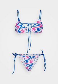 Conjunto de biquíni com padrões ondulados multicoloridos em rosa, azul e branco. O top possui copas triangulares com laços; a parte de baixo tem laços laterais.