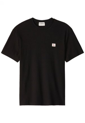 Sort kortærmet ribstrikket t-shirt med lille hvid og rød Calvin Klein-logo på venstre bryst.