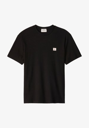 Sort kortærmet ribstrikket t-shirt med lille hvid og rød Calvin Klein-logo på venstre bryst.