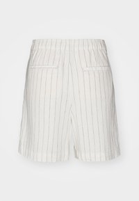 Pantalones cortos de lino en color blanco roto con rayas verticales grises, con cintura elástica y dos bolsillos traseros. Textura suave y forma confeccionada.