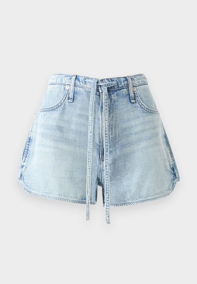 Shorts en denim bleu clair avec une taille à cordon, cinq poches et des bords effilochés. Le tissu a une texture usée.