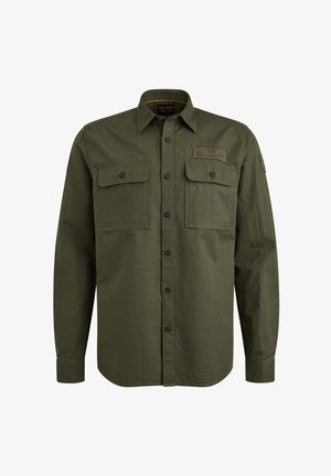 Camisa de manga larga verde oliva hecha de tela texturizada, con dos bolsillos de parche, botones negros y un pequeño detalle de parche en el hombro.