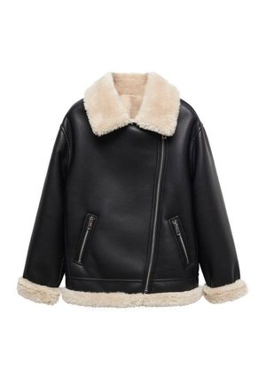 Veste en cuir noir avec une fermeture éclair asymétrique sur le devant, un col, des poignets et un ourlet en peau lainée couleur crème, sur fond blanc.