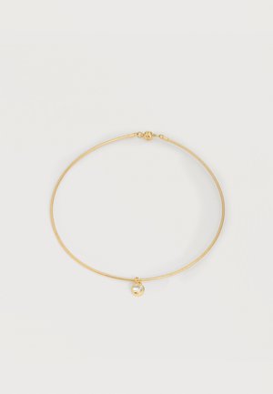 Χρυσό κολιέ με αλυσίδα και μικρό στρογγυλό κρεμαστό με διαφανές πολύτιμο λίθο, τοποθετημένο στο κέντρο σε λευκό φόντο.