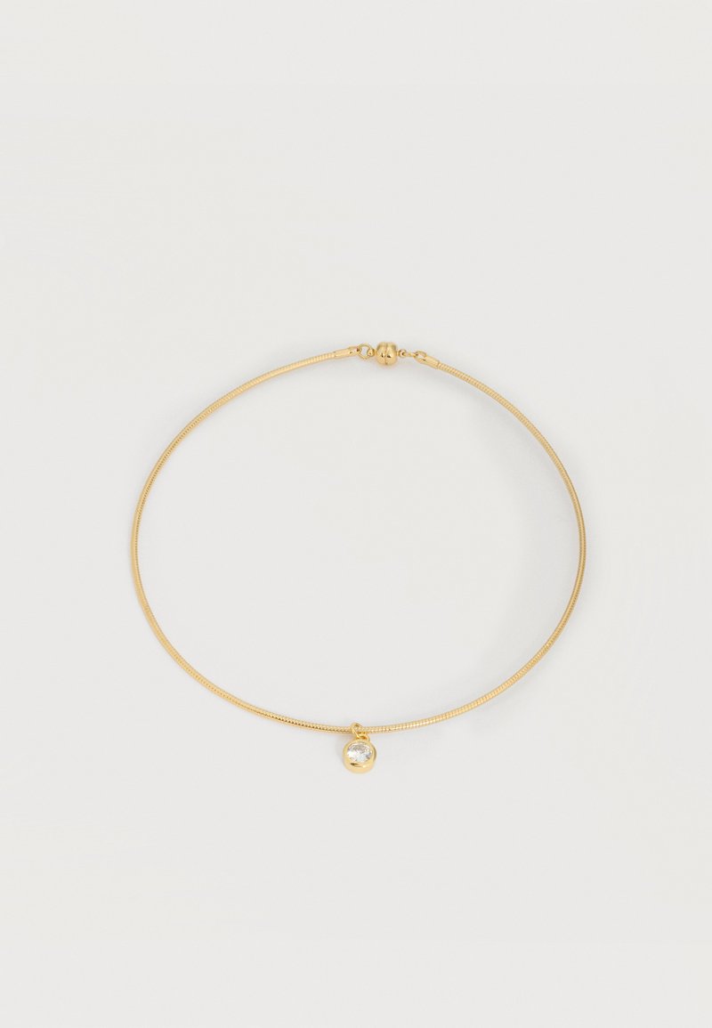 Colier cu lanț auriu și un pandantiv mic rotund cu piatră prețioasă transparentă, centrat pe un fundal alb.