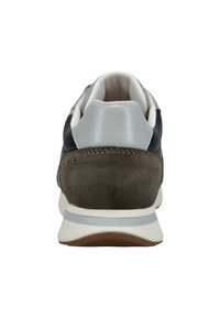 Sneaker aus einer Kombination von glattem schwarzem Leder, grauem Wildleder und einer weißen Gummisohle. Gepolsterter Schaft und kontrastierende Nähte.