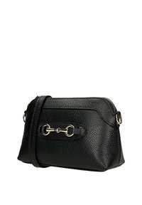 Černá kožená crossbody taška s texturovaným povrchem, zipovým uzávěrem a zlatými kovovými detaily. Disponuje výrazným řetězovým prvkem.