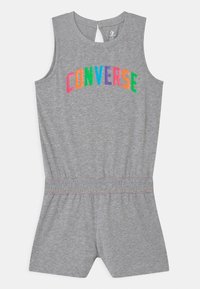 Bez rękawów szary kombinezon z elastycznym w pasie i wielokolorowym napisem "CONVERSE" na piersi.