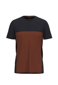 Camiseta de manga corta con un panel en el pecho marrón, cuerpo azul marino oscuro y lados en azul marino en contraste. Fabricada con material suave, cuenta con un cuello redondo.