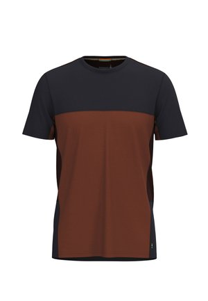 Kortärmad t-shirt med en brun bröstpanel, mörk marinblå kropp och kontrasterande marinblå sidor. Tillverkad av mjukt material, med rund halsringning.