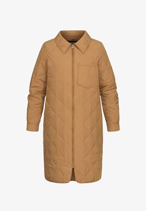 Cappotto trapuntato beige con collo e zip frontale. Presenta una tasca singola sul petto sinistro, maniche lunghe e una linea dritta.