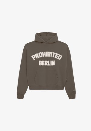 Ciemnoszara bluza z kapturem z przednią kieszenią i białym napisem "PROHIBITED BERLIN" na wysokości klatki piersiowej, ściągacze przy mankietach oraz małym logo na końcu rękawa.
