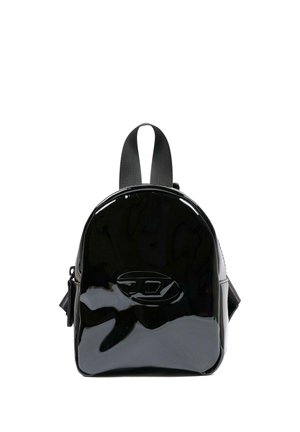 Petit sac à dos noir brillant de forme arrondie, avec une poignée supérieure, des bretelles réglables et un logo discret en relief sur le panneau avant.