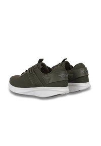 Scarpe da atletica in rete verde con superficie texturizzata, suole bianche e dettagli riflettenti sul tallone. Presentano lacci e perforazioni laterali.