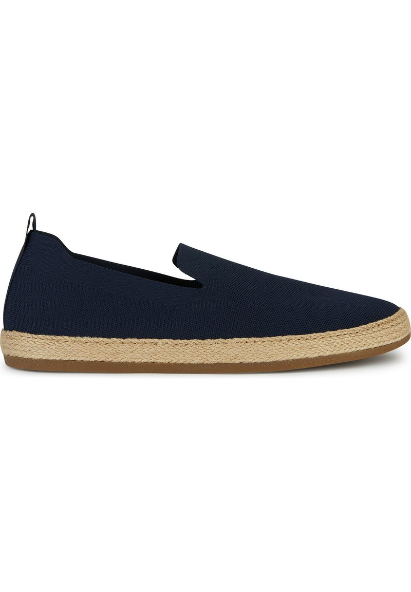 Zapatillas navy sin cordones con suela de yute trenzado, parte superior de lona texturizada y paneles laterales elásticos para facilitar el calzado. Diseño de punta redonda y plana.